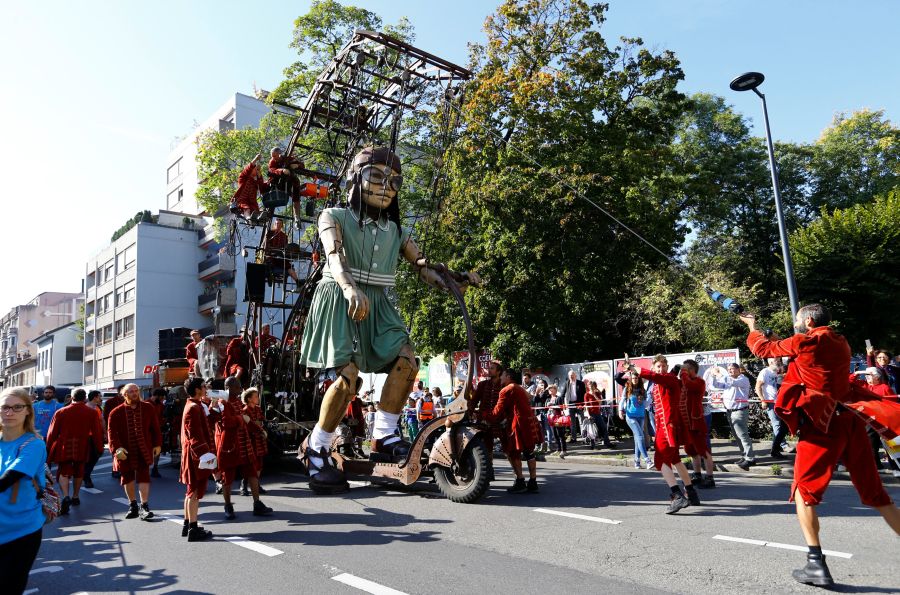 Muñecas gigantes desfilan por las calles de Ginebra, en Suiza, como parte del espectáculo de la Compañía de Teatro de calle, Royal de Luxe.