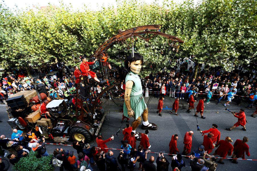 Muñecas gigantes desfilan por las calles de Ginebra, en Suiza, como parte del espectáculo de la Compañía de Teatro de calle, Royal de Luxe.