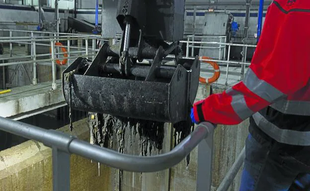 Un técnico de Aguas del Añarbe observa las labores de extracción de la masa de toallitas. 