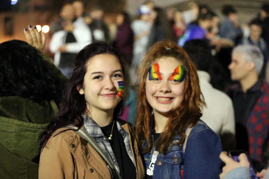 Miles de personas participan en la Marcha por la Diversidad, que se realiza en la principal avenida de Montevideo, Uruguay. El lema de este año «Lucha y resistencia» marca el reclamo de mayores derechos para las personas transexuales.