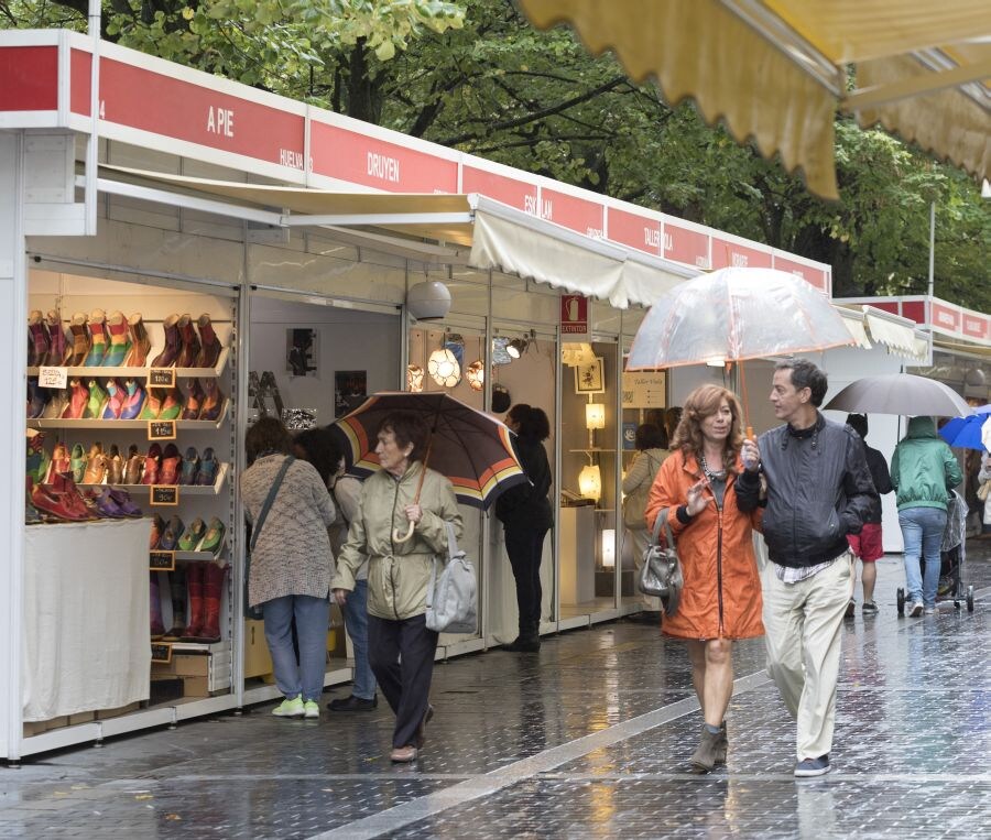 La feria de la plaza Gipuzkoa llega este domingo a su fin tras diez jornadas de exhibición y venta al calor del Zinemaldia