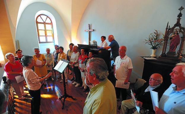 Canto. El coro parroquial acude cada año a Aginaga y participa en la misa que abre el programa de fiestas.