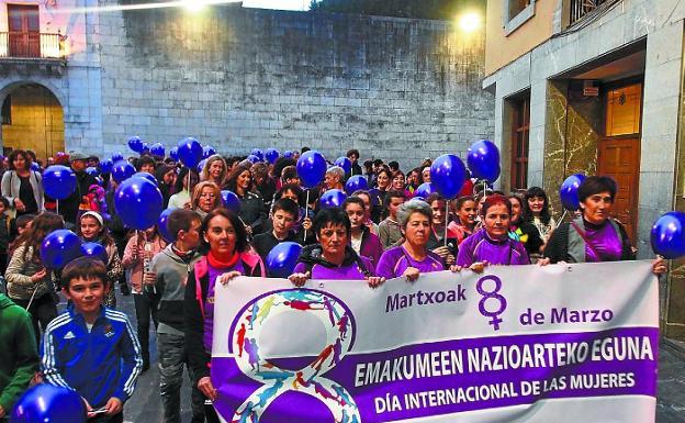 Martxa Morea. Marcha popular por las calles de Elgoibar en apoyo a la igualdad.