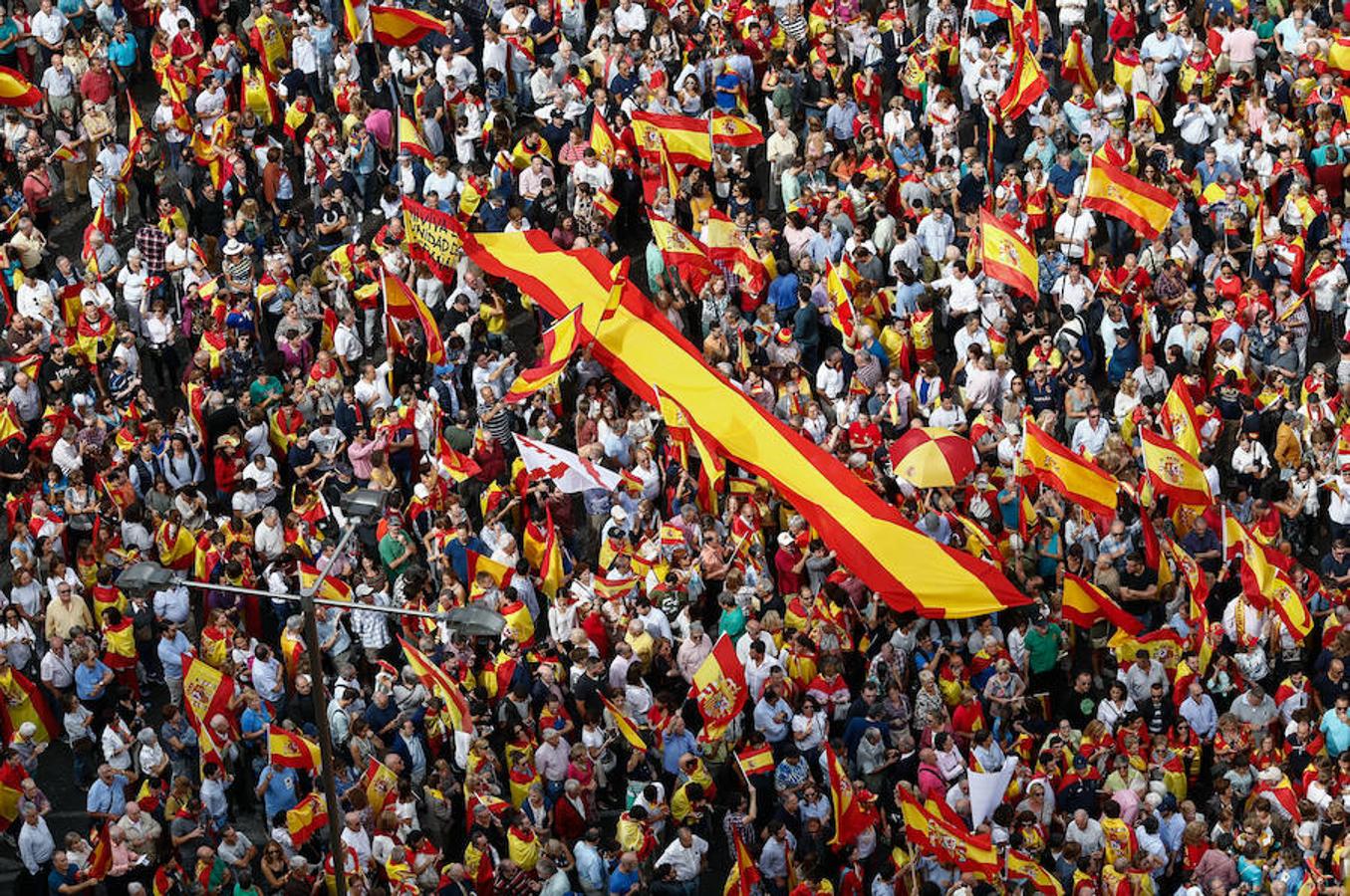 Miles de personas se han manifestado en Madrid contra el 1-O.