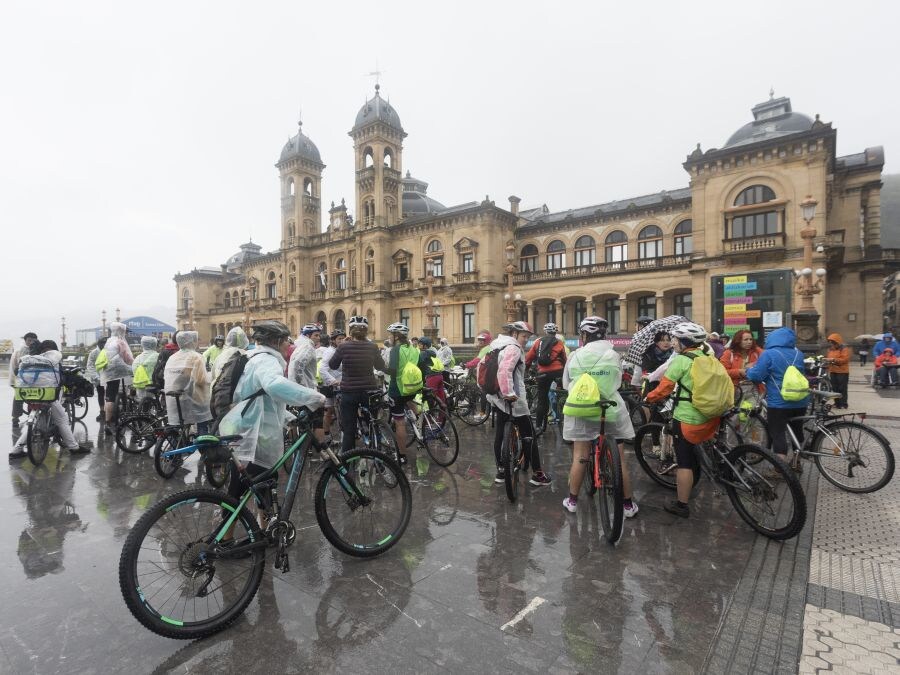 Desafiando la lluvia y el mal tiempo varias decenas de mujeres se han reunido este domingo para celebrar el 200 cumpleaños de la bici
