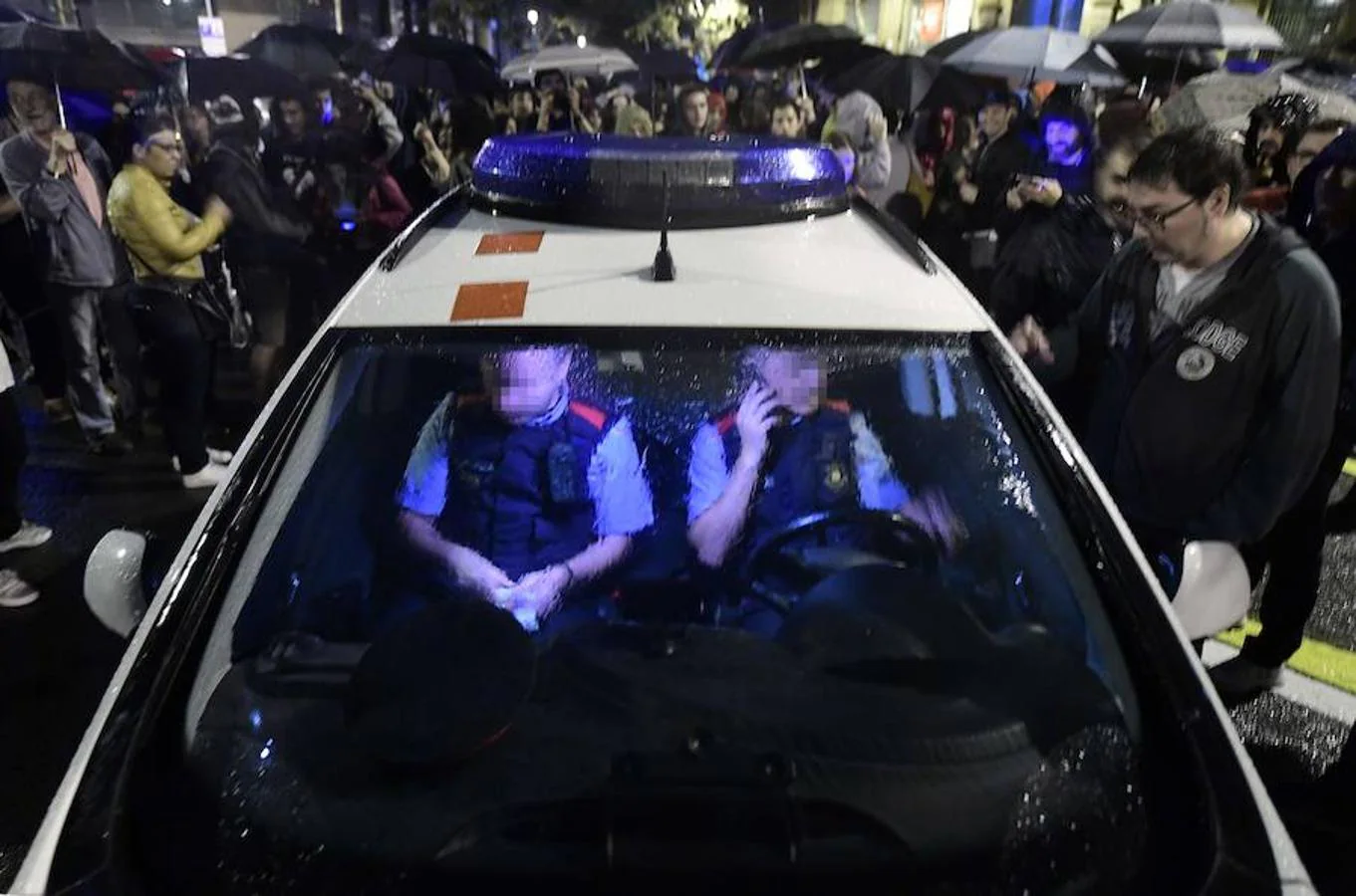 En varios puntos de Cataluña se han vivido momentos de tensión, entre manifestantes y agentes de policía, durante el referéndum soberanista