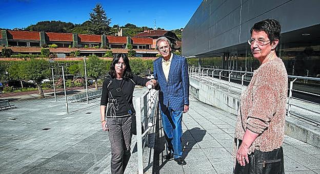 Lupe Amunarriz, José Arana y Ana Egaña posan en el exterior del polideportivo Hondartza de Hondarribia, donde trabaja Lupe.