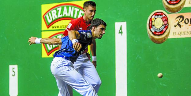 Jokin Altuna se agacha para golpear de zurda ante Mikel Urrutikoetxea ayer en el Labrit de Pamplona. 