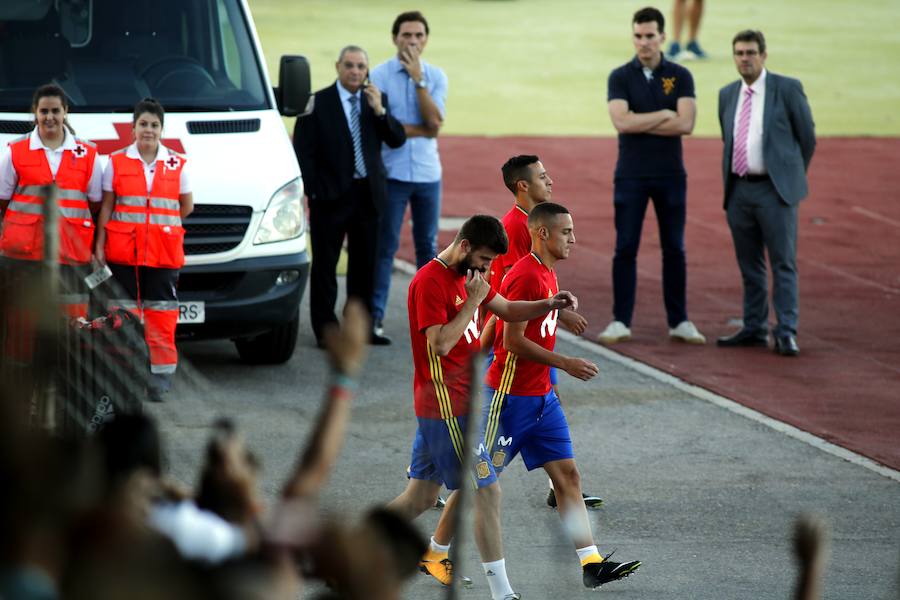 Los aficionados españoles recibieron a Gerard Piqué con insultos y abucheos, y pancartas reclamando su marcha inmediata de la selección española.