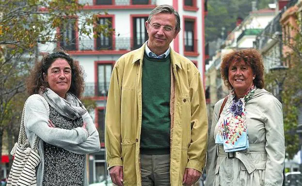 Montserrat Coder, Josep Piera yMontserrat Fornells en la plaza Cataluña de Gros.