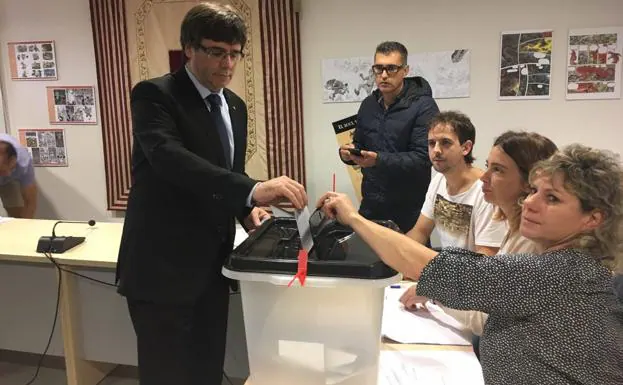 Carles Puigdemont vota en un colegio de Cornellá de Terri.