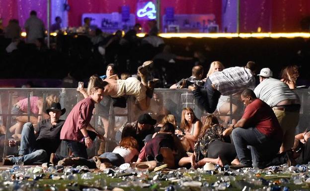 Ciudadanos se protegen durante el tiroteo en Las Vegas.