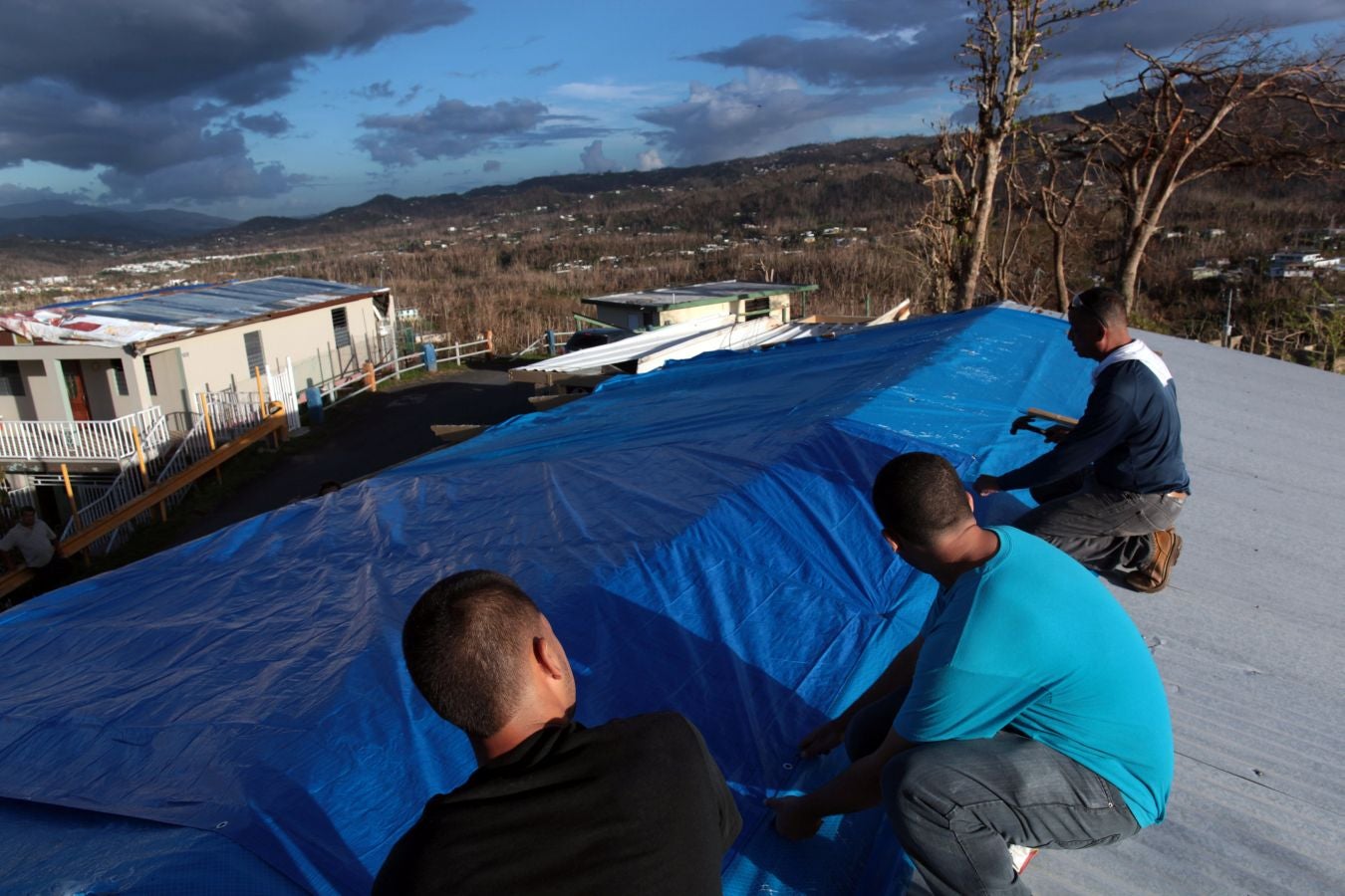 La isla quedó devastada tras el paso del huracán. Hay localidades que aún no tienen luz ni agua potable y los accesos por carretera son complicados en algunos puntos. Las imágenes hablan por sí solas