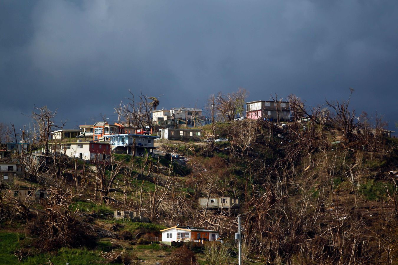 La isla quedó devastada tras el paso del huracán. Hay localidades que aún no tienen luz ni agua potable y los accesos por carretera son complicados en algunos puntos. Las imágenes hablan por sí solas