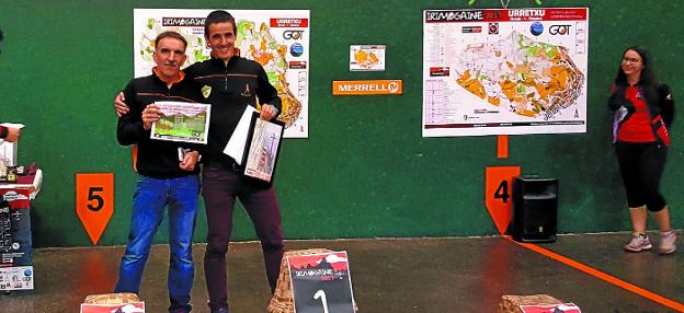 Atletas de Argixao. Javier Gómez y Xabier Zabaleta, recibiendo sus diplomas acreditativos. 