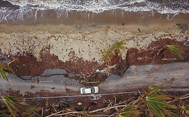 Circular por algunos puntos de Puerto Rico sigue siendo complicado porque las infraestructuras han sido enormemente dañadas.En la imagen, una carretera costera de Humacao.