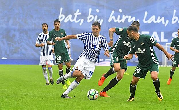 Oyarzabal trata de zafarse de un contrario del Betis en el último partido liguero. 