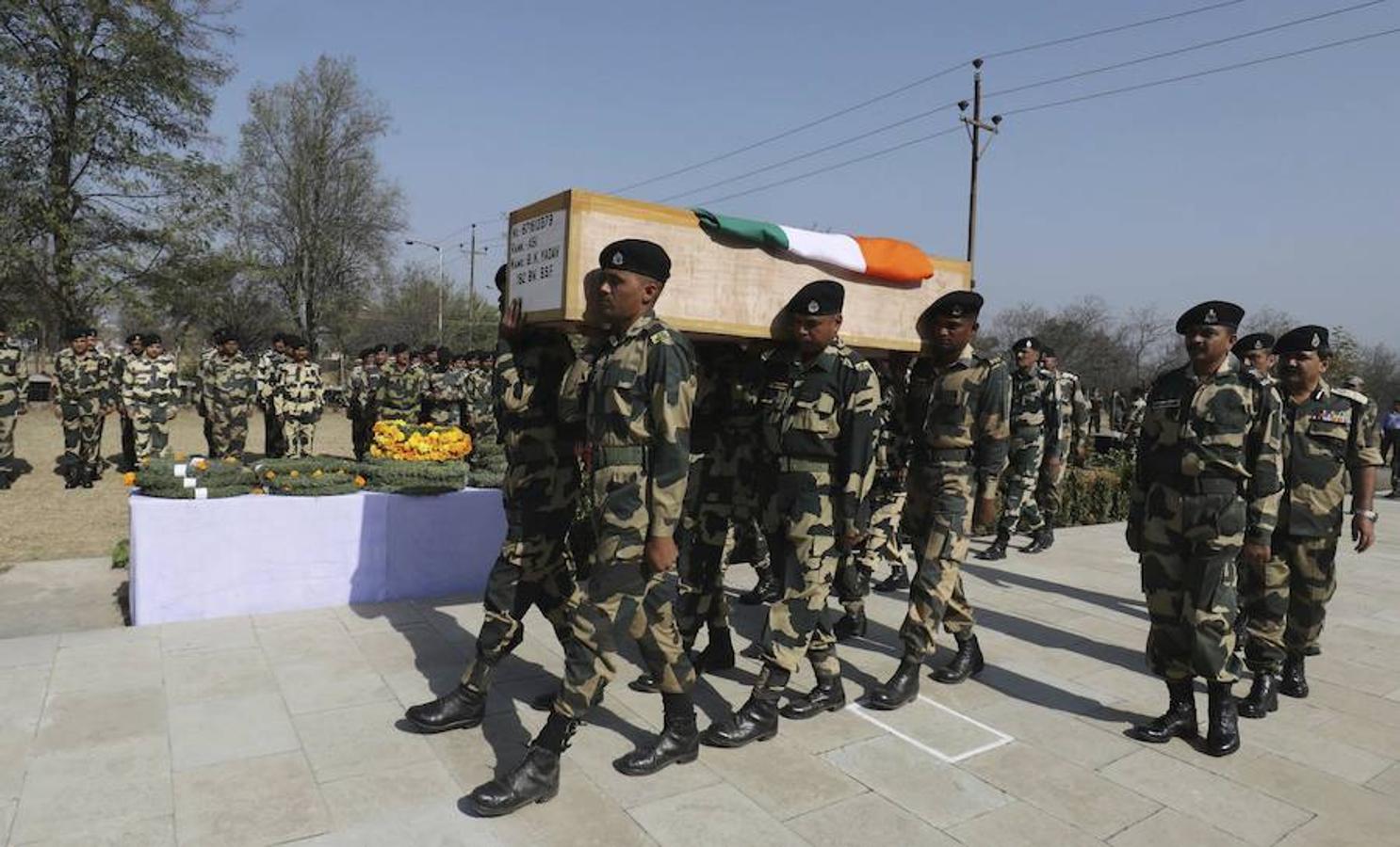 Miembros del cuerpo de guardafronteras indio (BSF) asisten al funeral de B.K Yadav, asistente subinspector del BSF en la sede del BSF en Srinagar, capital de verano de la Cachemira, India. B.K. Yadav murió este martes en un ataque a un campamento militar próximo al aeropuerto de Sringar, y un día después sus compañeros le dicen adiós.