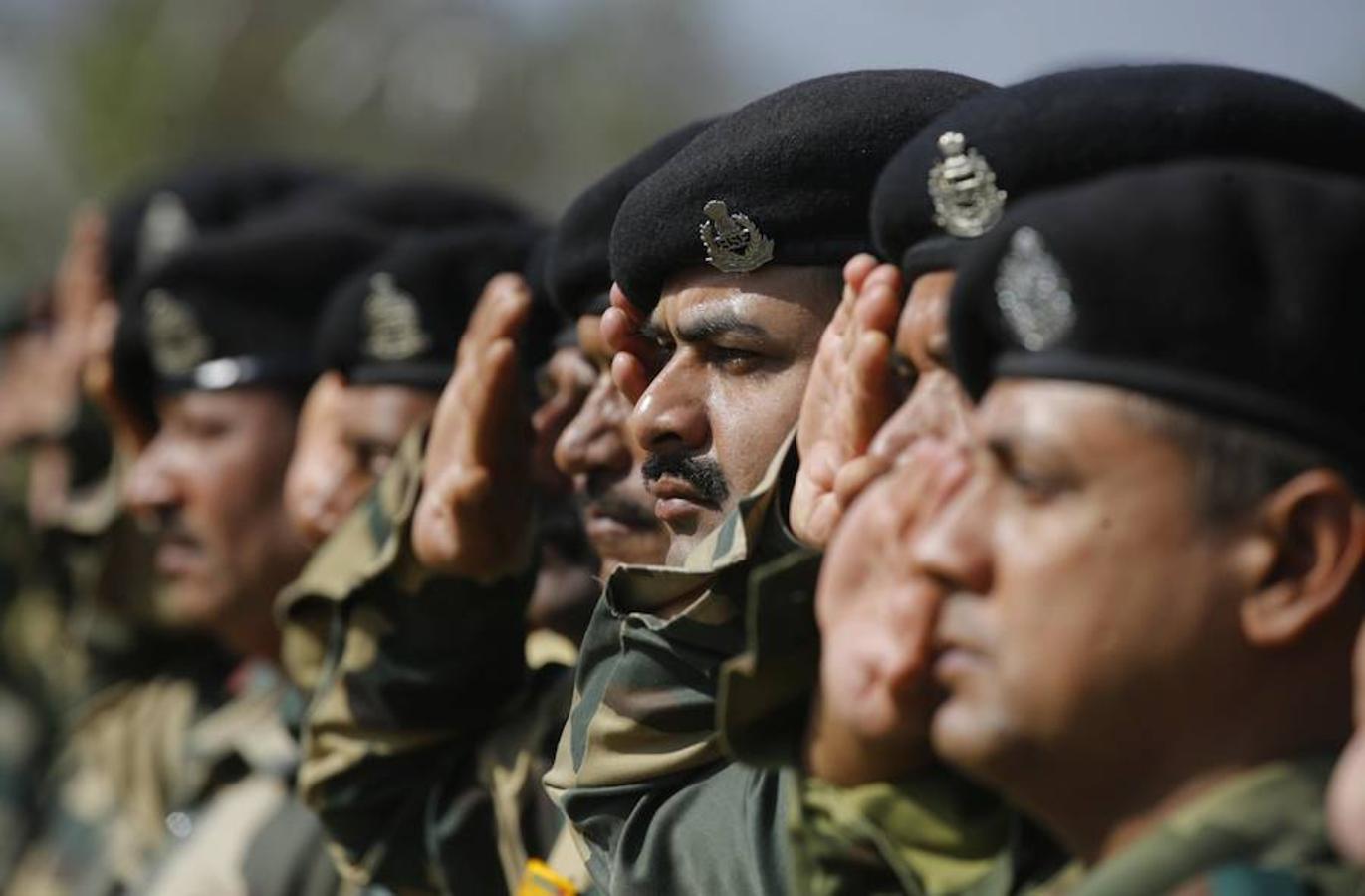Miembros del cuerpo de guardafronteras indio (BSF) asisten al funeral de B.K Yadav, asistente subinspector del BSF en la sede del BSF en Srinagar, capital de verano de la Cachemira, India. B.K. Yadav murió este martes en un ataque a un campamento militar próximo al aeropuerto de Sringar, y un día después sus compañeros le dicen adiós.