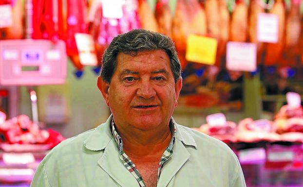 Juan Francisco Oliva, en la charcutería Maribel del mercado de San Martín, donde trabaja. 