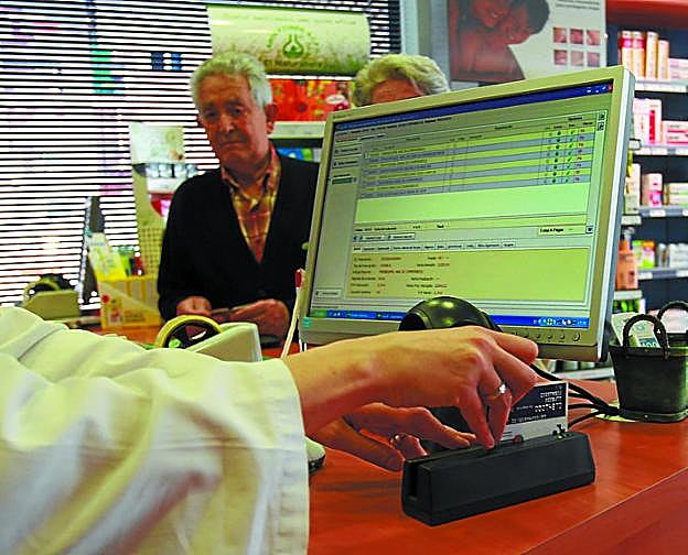 Una farmacéutica comprueba el historial farmacoterapéutico.