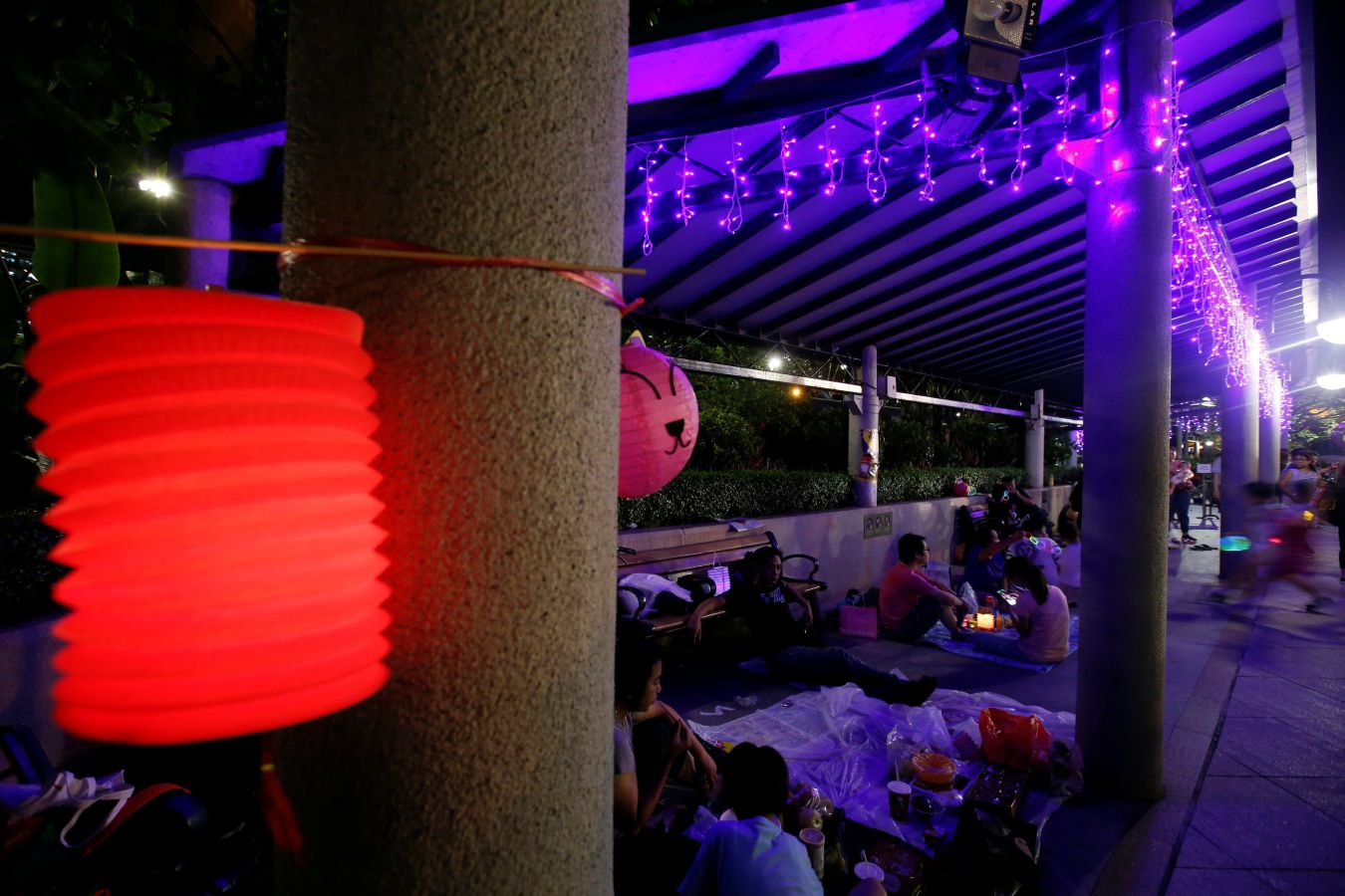 Dentro de los actos del Mid Autunm Festival, en Hong Kong se celebra el carnaval de luces, un evento que atrae tanto a locales como a turistas.