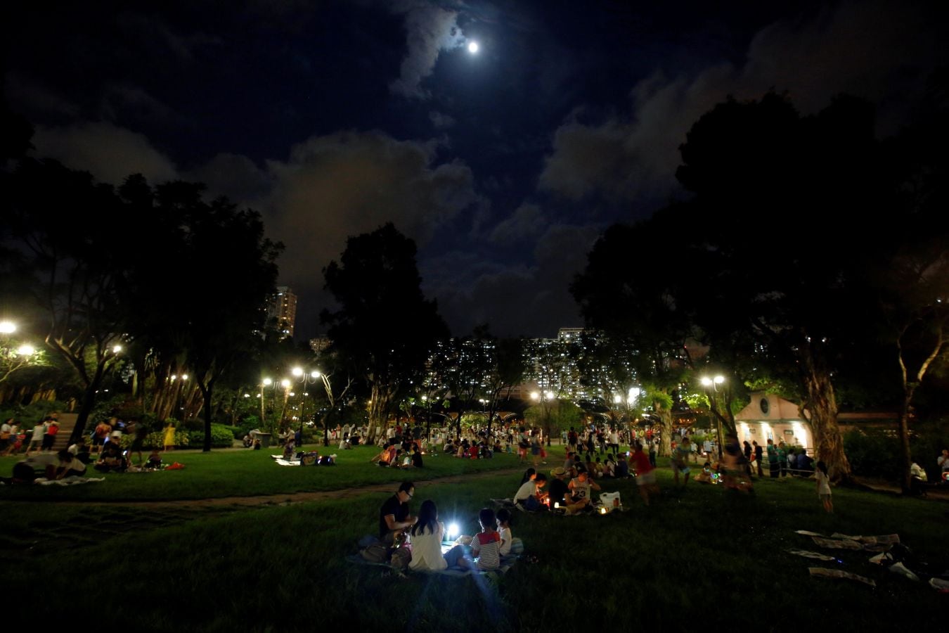 Dentro de los actos del Mid Autunm Festival, en Hong Kong se celebra el carnaval de luces, un evento que atrae tanto a locales como a turistas.