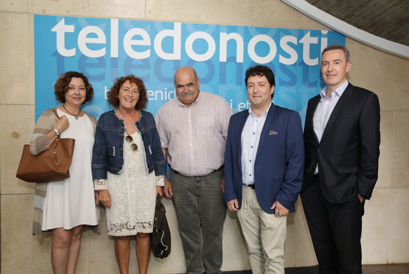 Numerosos representantes institucionales y de la sociedad guipuzcoana han asistido a la puesta de largo de la nueva Teledonosti