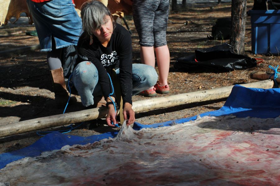 La organización Dene Nahjo fue fundada para promover la transmisión cultural y la preservación de las comunidades indígenas. En las imágenes, miembros de la asociación trabajan en un campamento de curtido de pieles en Yellowknife, en los territorios del noroeste de Canadá.