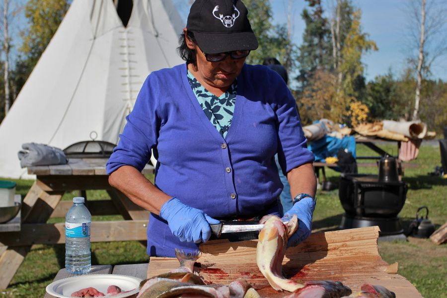 La organización Dene Nahjo fue fundada para promover la transmisión cultural y la preservación de las comunidades indígenas. En las imágenes, miembros de la asociación trabajan en un campamento de curtido de pieles en Yellowknife, en los territorios del noroeste de Canadá.