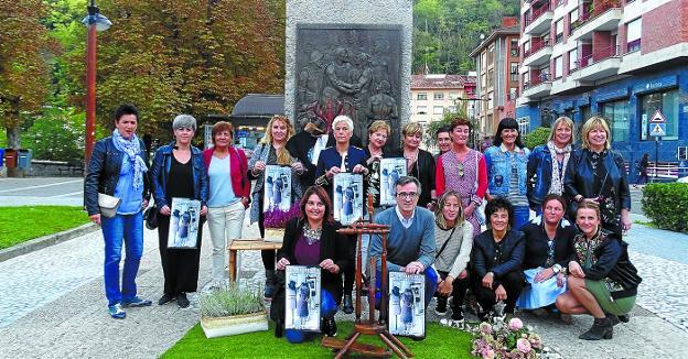 Presentación. Comerciantes junto a técnicos y autoridades municipales durante la invitación a acudir al nuevo desfile. 