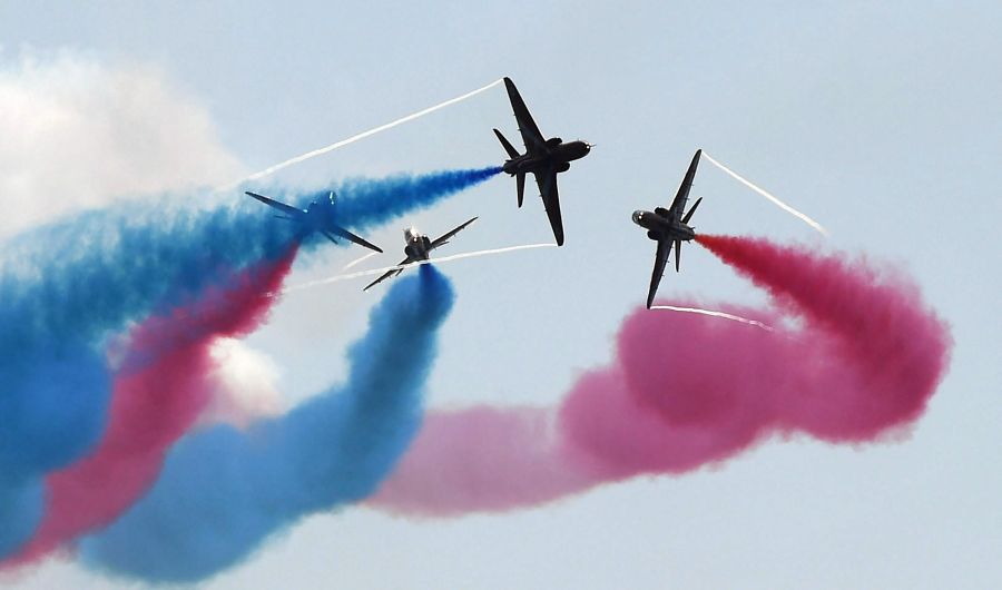 Los 'Red Arrows', grupo acrobático de la Real Fuerza Aérea Británica (RAF), realiza maniobras aéreas durante una exhibición en Sea View, Karachi