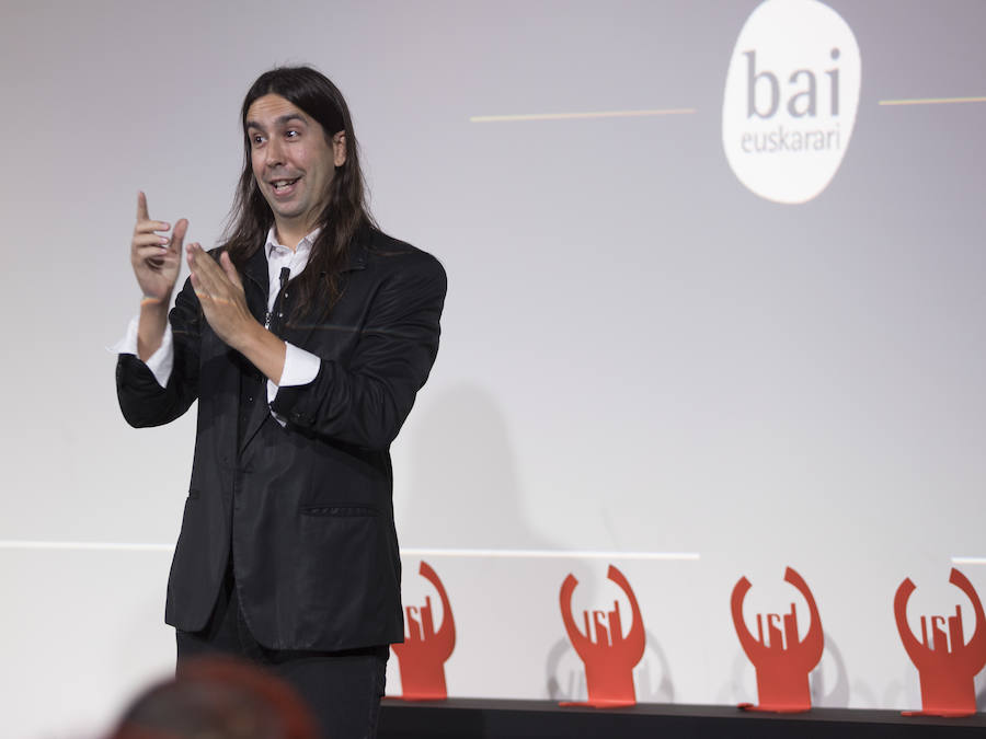 Aurkezle eta animatzaile lanetan ibili zen Tor Magoa.