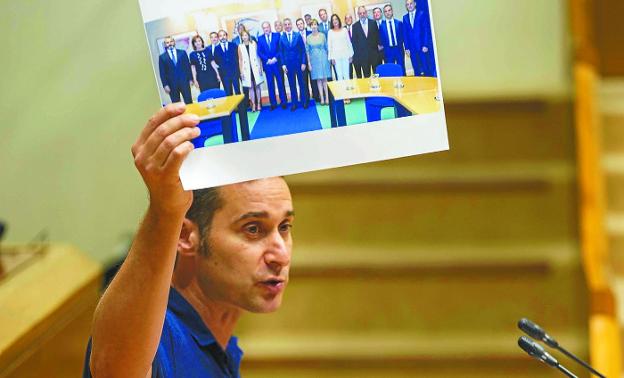Iker Casanova muestra una foto de la reunión del Gabinete de Urkullu con Confebask en verano.