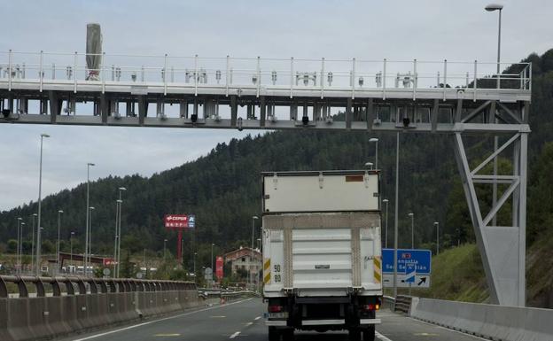 Los arcos del peaje ya están instalados en Etzegarate.