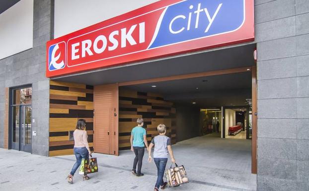 Entrada al nuevo supermercado de Eroski en Donostia. 