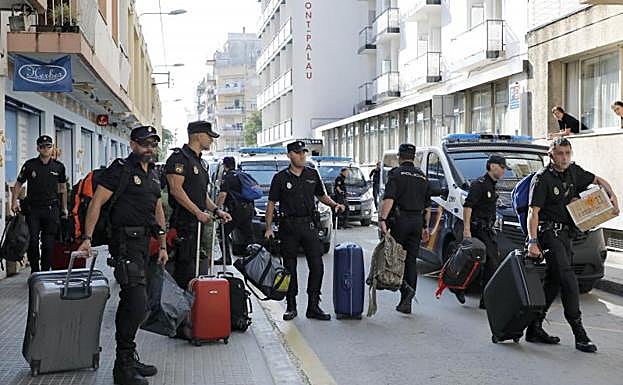Agentes de Policía se marchan de Pineda de Mar (Barcelona).