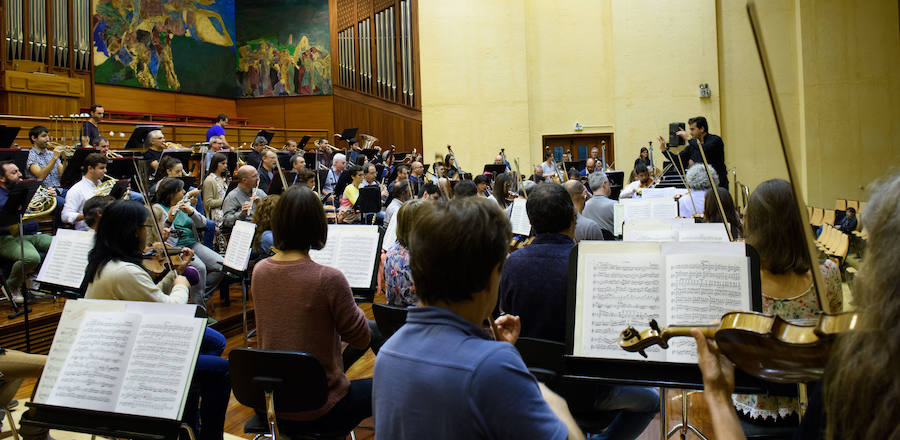 La Orquesta Sinfónica de San Sebastián, que actuará en la capital guipuzcoana el próximo viernes 13 y el lunes 16, afina su puesta a punto