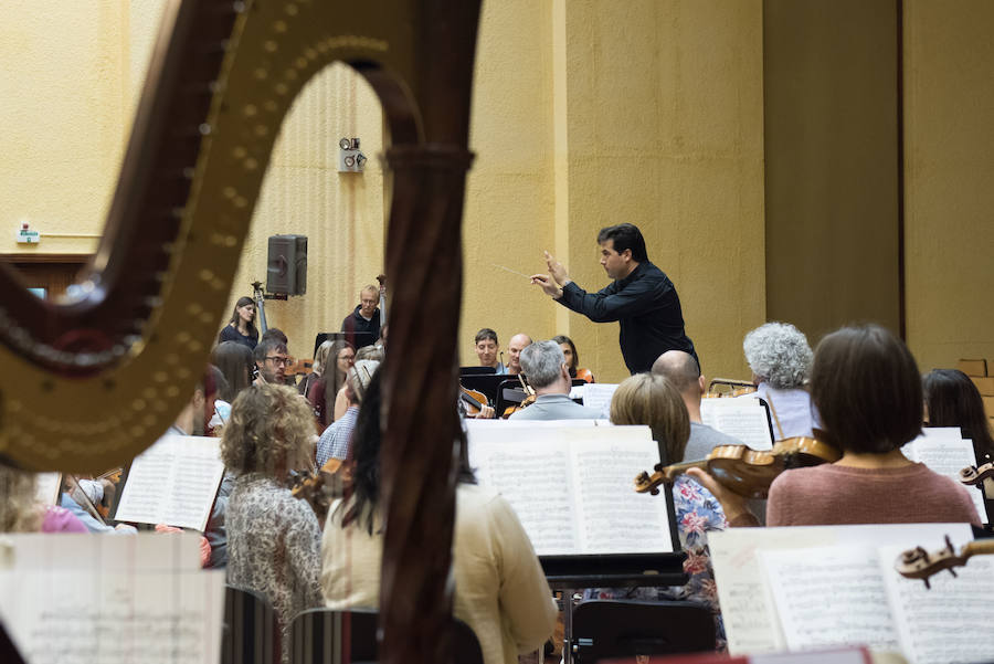 La Orquesta Sinfónica de San Sebastián, que actuará en la capital guipuzcoana el próximo viernes 13 y el lunes 16, afina su puesta a punto