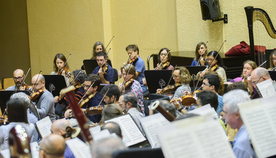 La Orquesta Sinfónica de San Sebastián, que actuará en la capital guipuzcoana el próximo viernes 13 y el lunes 16, afina su puesta a punto