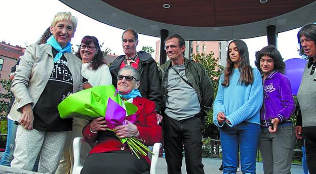 Concha Arraztio, con parte de su familia, en su homenaje. 