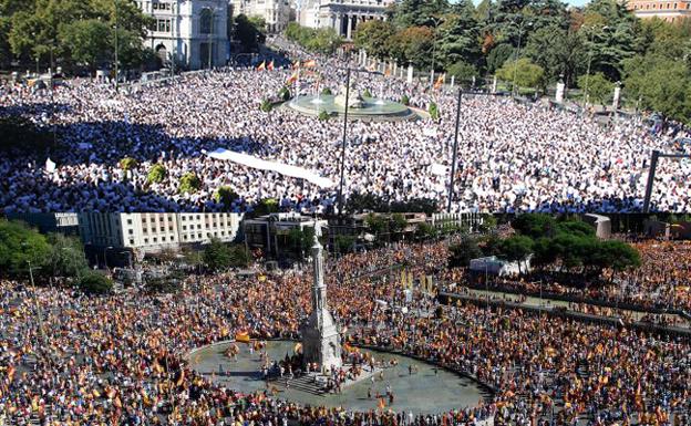Imagen de la manifestación por el diálogo en Cibeles y por la unidad en la plaza Colón de Madrid.