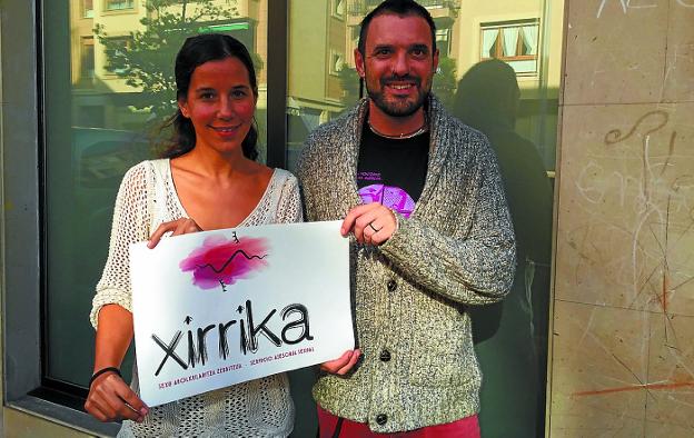 Presentación. La edil de igualdad, Leire Zumalde, y el educador de Desirak, Gaizka Tobar.