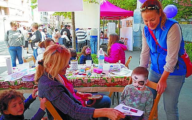 Los peques. Las de Haurralde pintaron las caras de los peques.