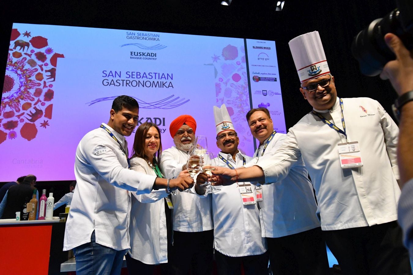San Sebastian Gastronomika Euskadi Basque Country 2017 ha comenzado oficialmente este domingo mostrando todos los secretos de la cocina india, país invitado este año al congreso. El público ha abarrotado la sala de cámara del Kursaal para conocer los secretos de la cocina del país asiático, que ha podido degustarse a continuación.