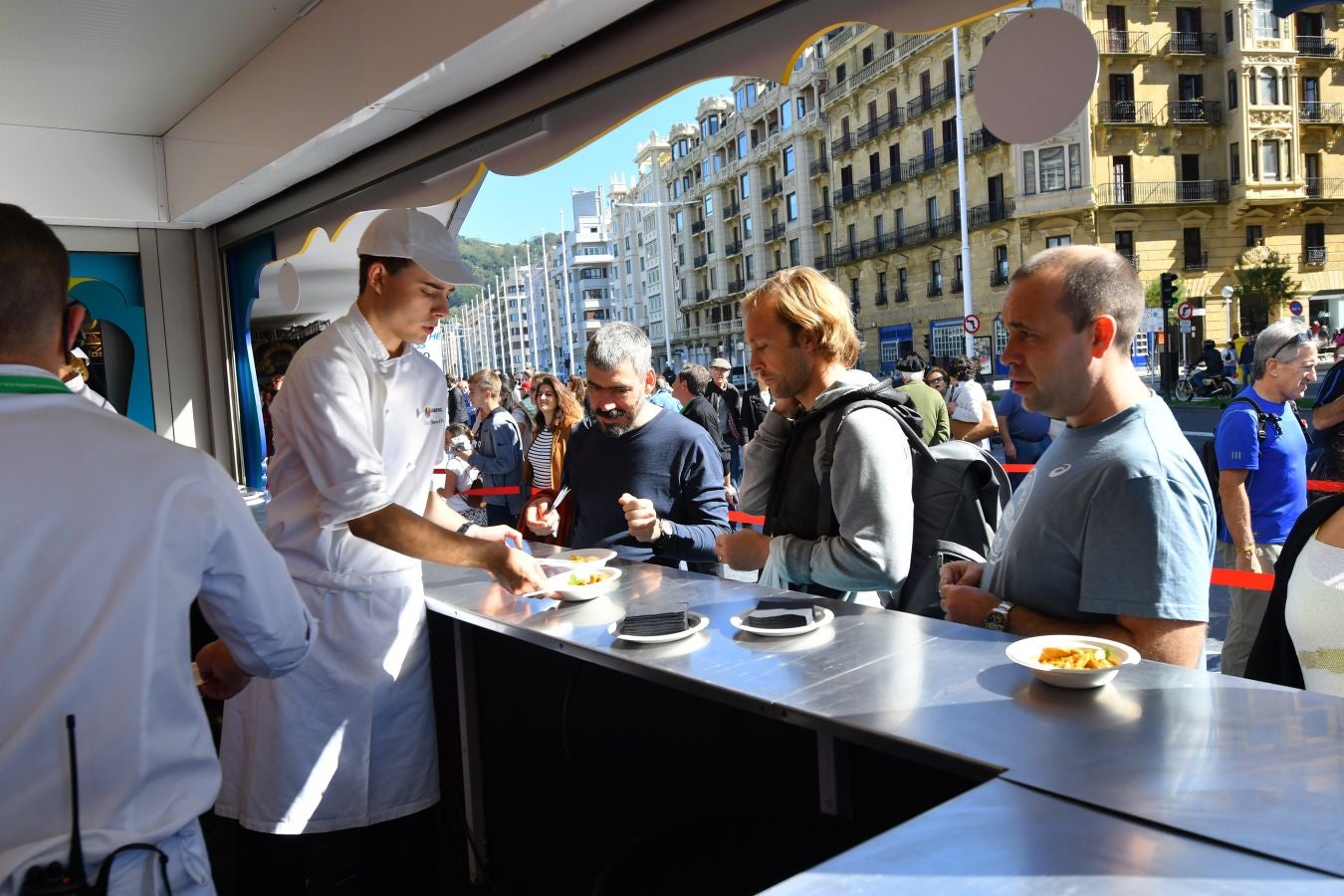San Sebastian Gastronomika Euskadi Basque Country 2017 ha comenzado oficialmente este domingo mostrando todos los secretos de la cocina india, país invitado este año al congreso. El público ha abarrotado la sala de cámara del Kursaal para conocer los secretos de la cocina del país asiático, que ha podido degustarse a continuación.