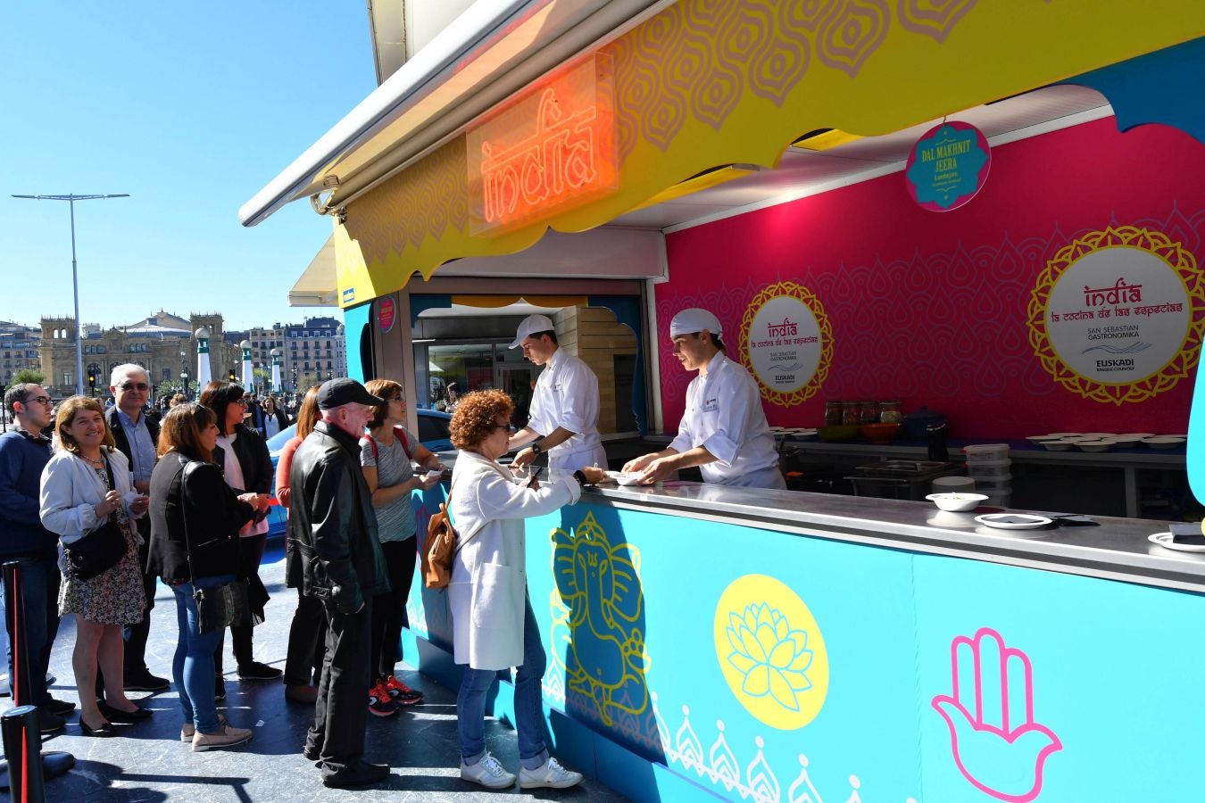 San Sebastian Gastronomika Euskadi Basque Country 2017 ha comenzado oficialmente este domingo mostrando todos los secretos de la cocina india, país invitado este año al congreso. El público ha abarrotado la sala de cámara del Kursaal para conocer los secretos de la cocina del país asiático, que ha podido degustarse a continuación.