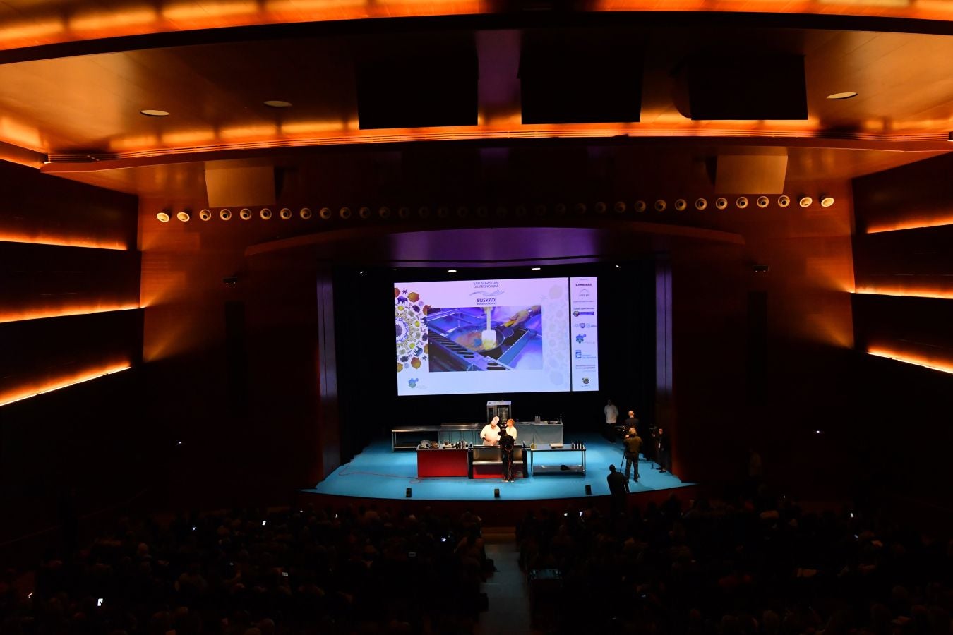 San Sebastian Gastronomika Euskadi Basque Country 2017 ha comenzado oficialmente este domingo mostrando todos los secretos de la cocina india, país invitado este año al congreso. El público ha abarrotado la sala de cámara del Kursaal para conocer los secretos de la cocina del país asiático, que ha podido degustarse a continuación.
