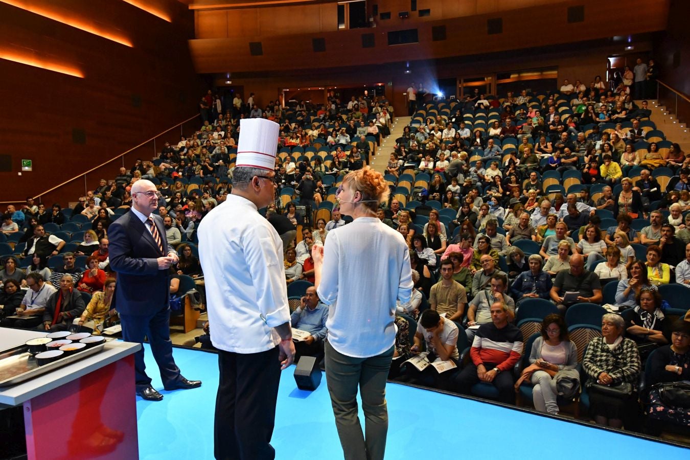 San Sebastian Gastronomika Euskadi Basque Country 2017 ha comenzado oficialmente este domingo mostrando todos los secretos de la cocina india, país invitado este año al congreso. El público ha abarrotado la sala de cámara del Kursaal para conocer los secretos de la cocina del país asiático, que ha podido degustarse a continuación.