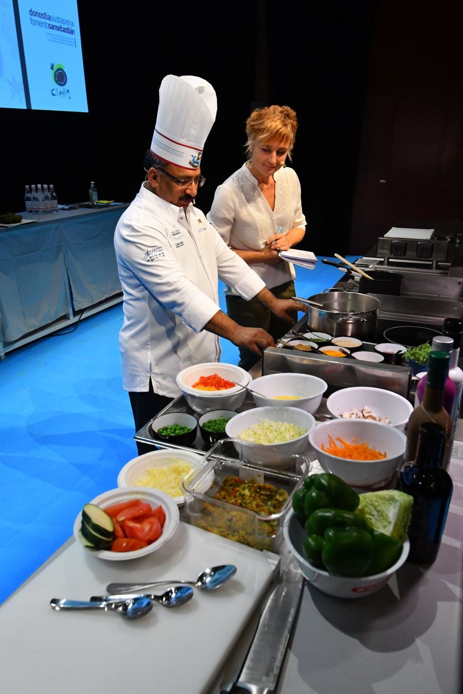 San Sebastian Gastronomika Euskadi Basque Country 2017 ha comenzado oficialmente este domingo mostrando todos los secretos de la cocina india, país invitado este año al congreso. El público ha abarrotado la sala de cámara del Kursaal para conocer los secretos de la cocina del país asiático, que ha podido degustarse a continuación.